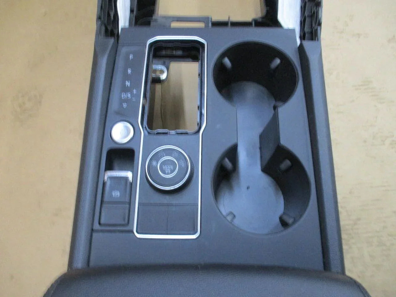 Pre-Owned 2018 2019 Volkswagen Atlas Black Center Console w/ 2 Rear USizeB Ports OEM LKQ (Good)