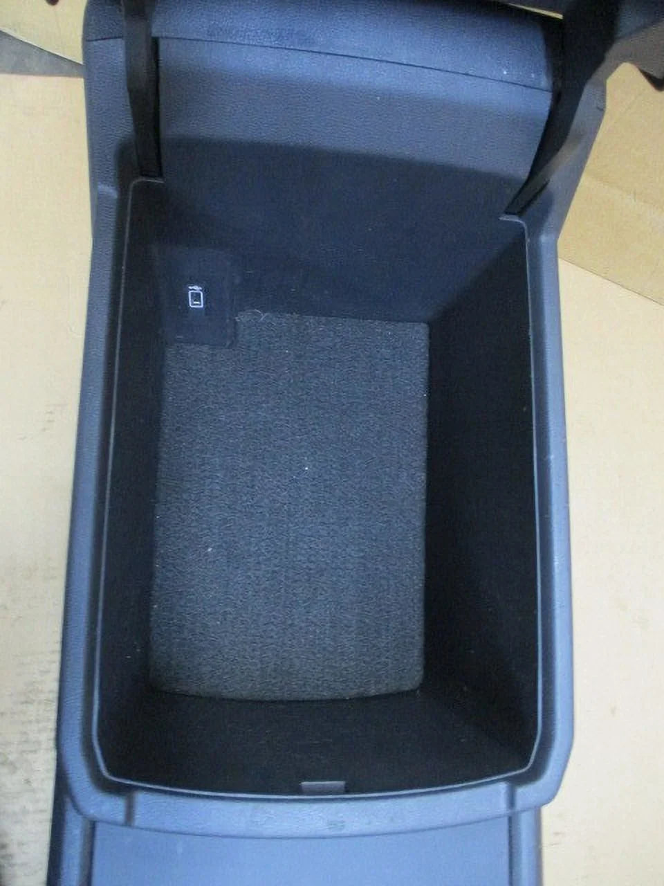 Pre-Owned 2018 2019 Volkswagen Atlas Black Center Console w/ 2 Rear USizeB Ports OEM LKQ (Good)